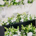 Живые цветы для стола гостей