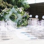 Красивые стулья на свадьбу алтарь