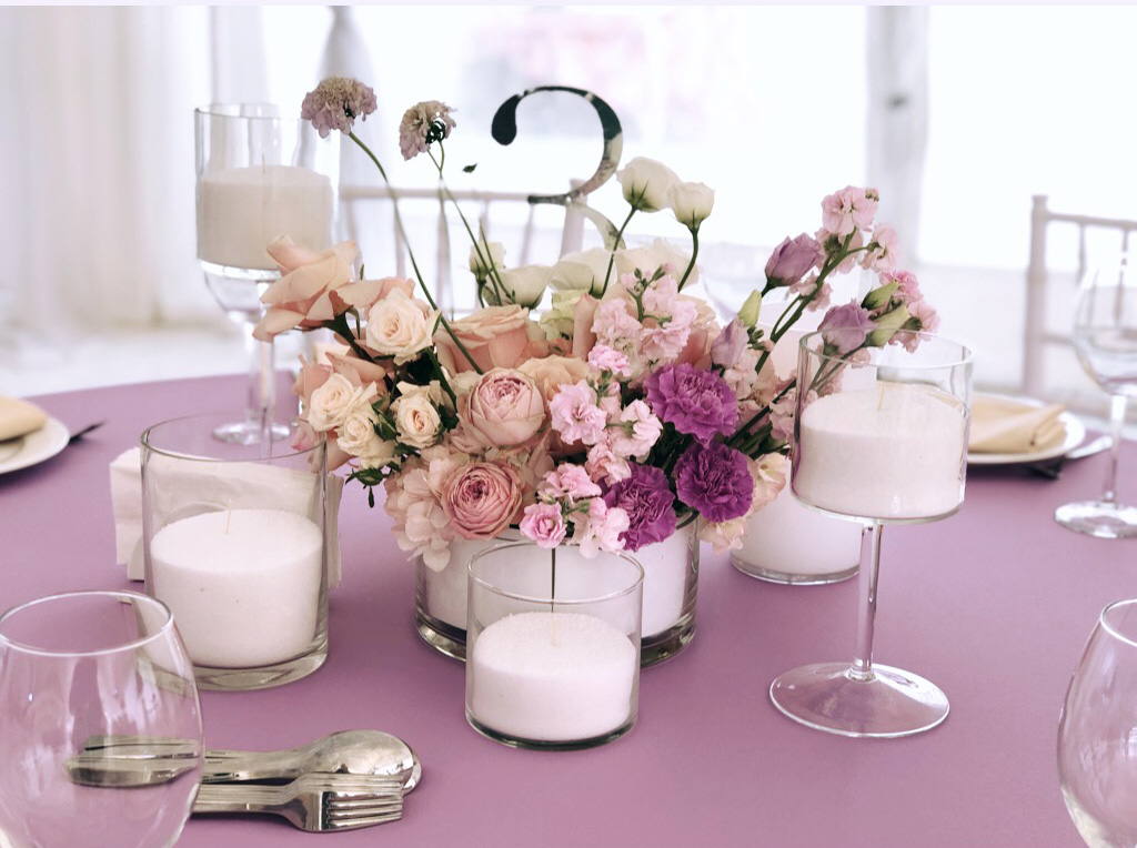 Сервировка стола свечи на свадьбу живые цветы